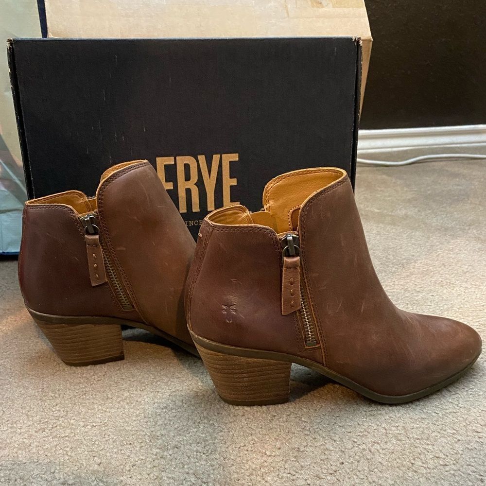 FRYE women’s Judith Zip Bootie in Wheat short stacked heel boots sz 6.5